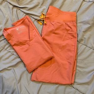 Figs Women’s Coral Scrub Set